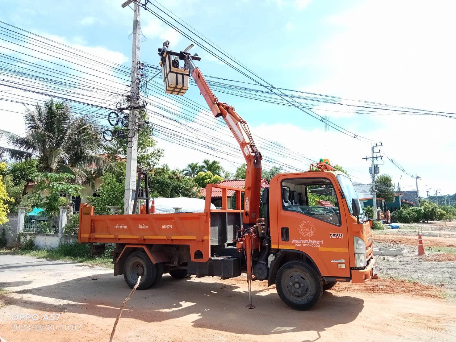 ซ่อมไฟฟ้าส่องสว่างสาธารณะที่ชำรุด ขัดข้อง ในเขตพื้นที่ หมู่ที่ 1 บ้านคลองวาฬ ตำบลคลองวาฬ